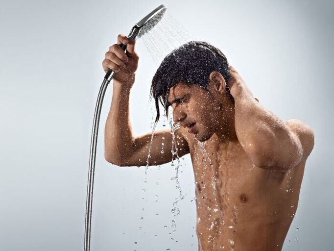 Une douche de contraste tonifie parfaitement le corps d'un homme et renforce ainsi la puissance